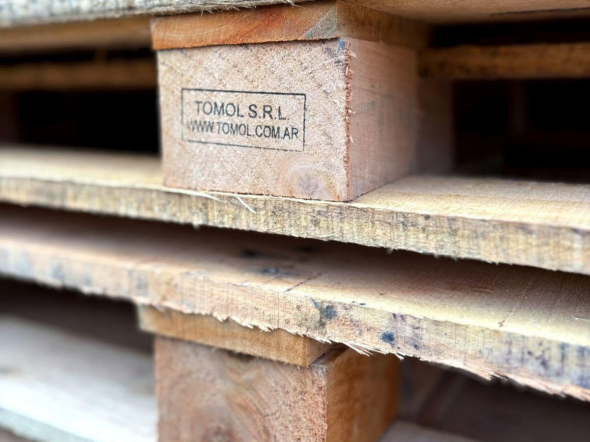 Sello de calidad TOMOL S.R.L. en pallet